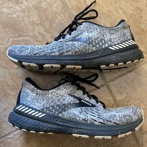 Women’s Brooks Adrenaline size 9